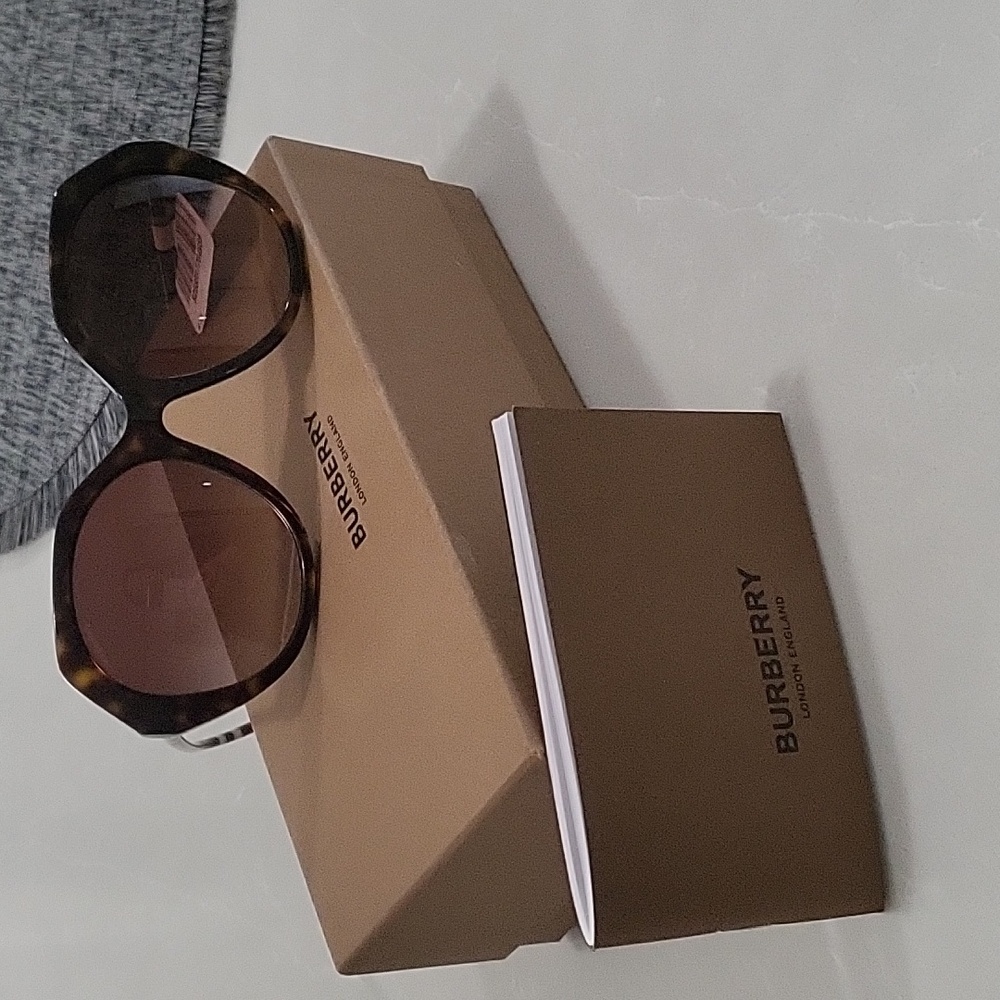 💯 Authentic Burberry Sun glasses
